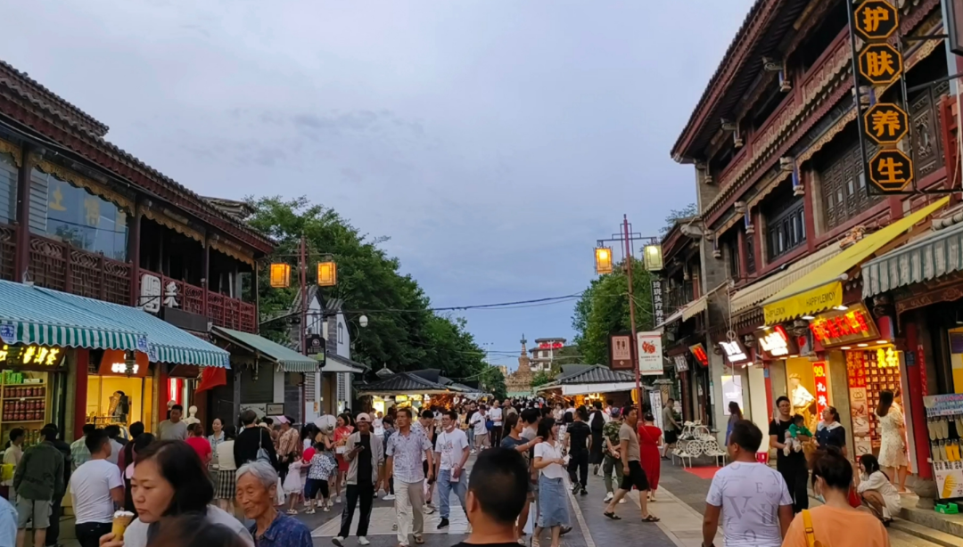 实探今夏旅游业“顶流”：半个中国的人都在这里！景区“人从众”，民宿满房，旅游大巴倾巢出动