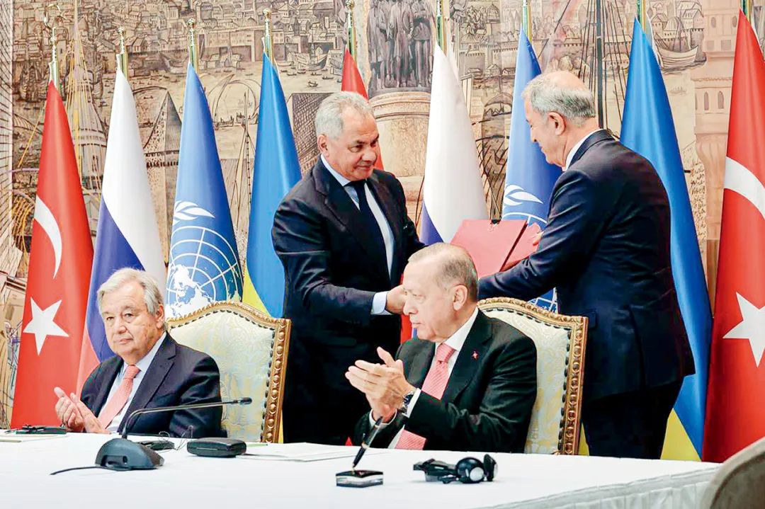 7月22日，聯合國秘書長古特雷斯（前左）、土耳其總統埃爾多安（前右）、俄羅斯國防部長紹伊古（后左）與土耳其國防部長阿卡爾出席簽字儀式。圖/視覺中國