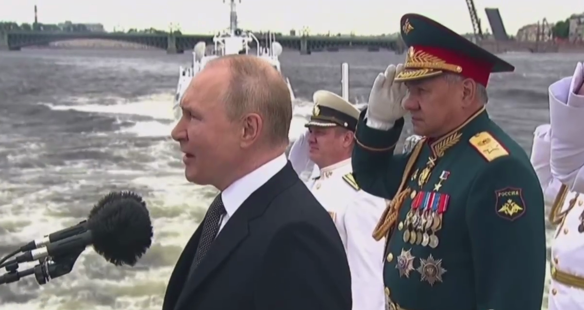 俄媒发布视频：普京出席俄海军节阅兵式