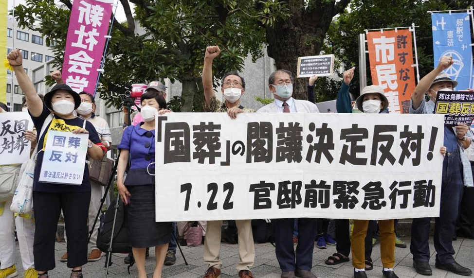 日本市民在首相官邸附近的人行道上，抗議政府決定為安倍舉行國葬。（資料圖）