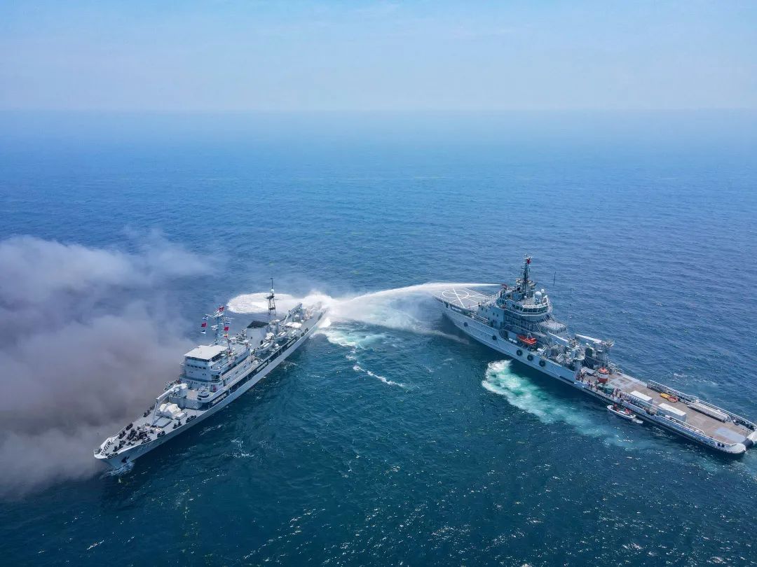 进行隔舰灭火演练。马英茗摄