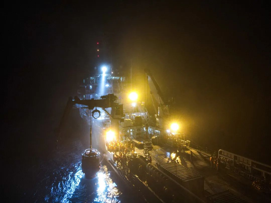 机动救生钟出水。马英茗摄