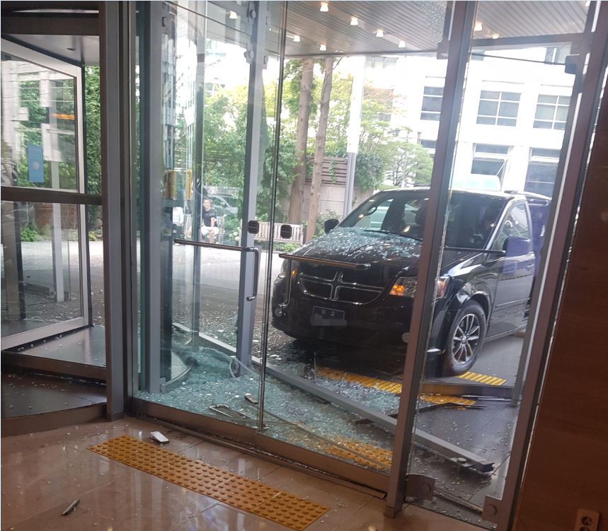 当地时间4日下午，美国驻韩大使馆的一辆汽车撞上了首尔钟路区寿松洞的一栋大楼后门，现场玻璃散落一地。 图源：《先驱经济》