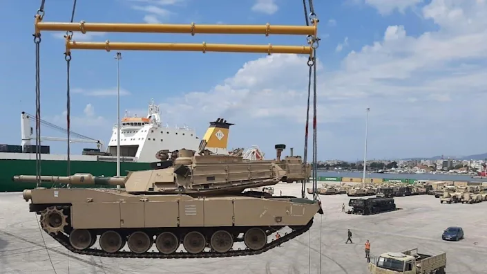 2021年7月，一辆美国陆军M1A2坦克在亚历山德鲁波利斯港被卸下