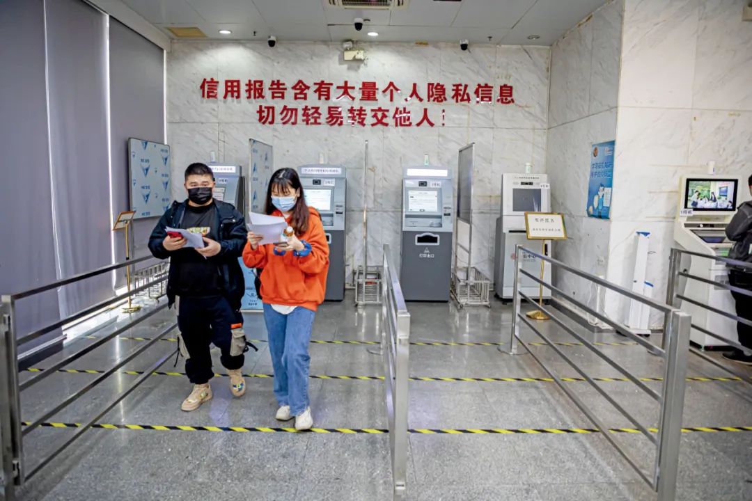 1月25日,人们在中国人民银行征信中心广东省分中心征信服务点办理业务。图/视觉中国