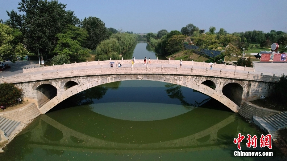 　　另外，受持续降雨天气影响，广东是公布同比数据的省份中，唯一同比下降的地区。具体来看，广东接待游客3881.9万，与去年同比有所下降，较2019年增长1.3%；实现旅游总收入245.2亿元，与去年同比有所下降，较2019年增长5.2%。