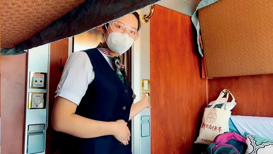 孟恬入住新东方快车“升级蓝钻”车厢,列车员为她介绍。图/受访者提供