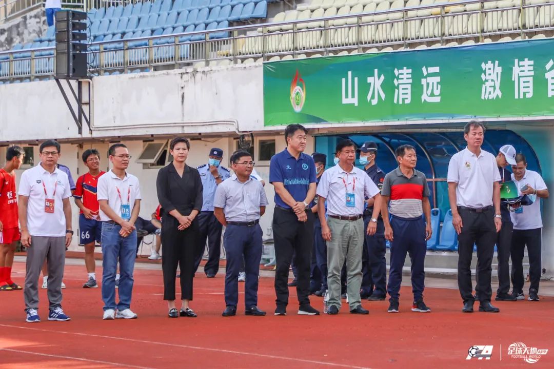 广州市体育局副局长吴民春(右一)、 广州市足球协会主席谢志光(右二)出席颁奖典礼