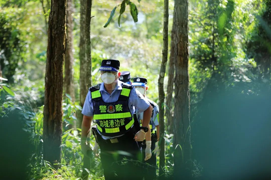 广西防城港边境管理支队东兴边境巡控队移民管理警察在边境小路踏查。(王亚博 摄)