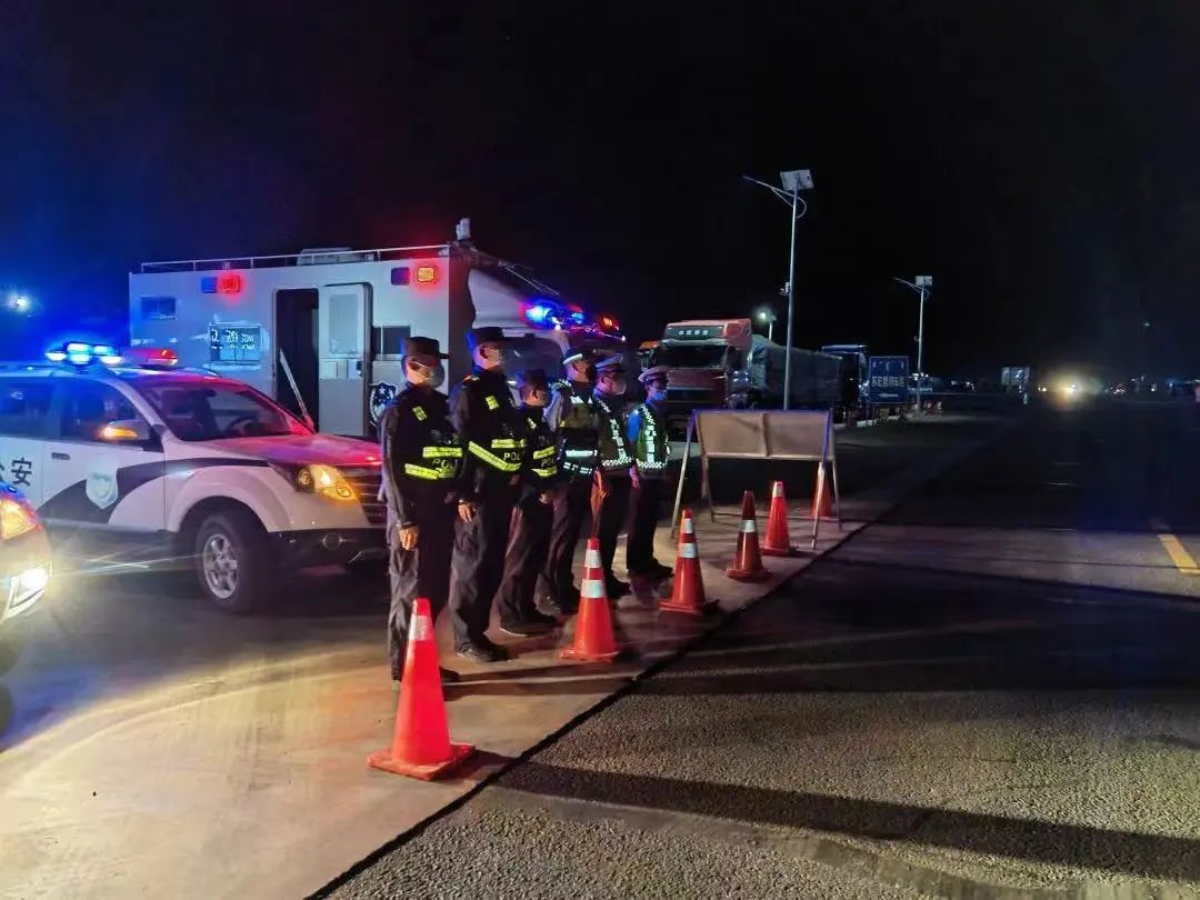 移民管理警察正在开展夜查行动。(于鹤伟 摄)