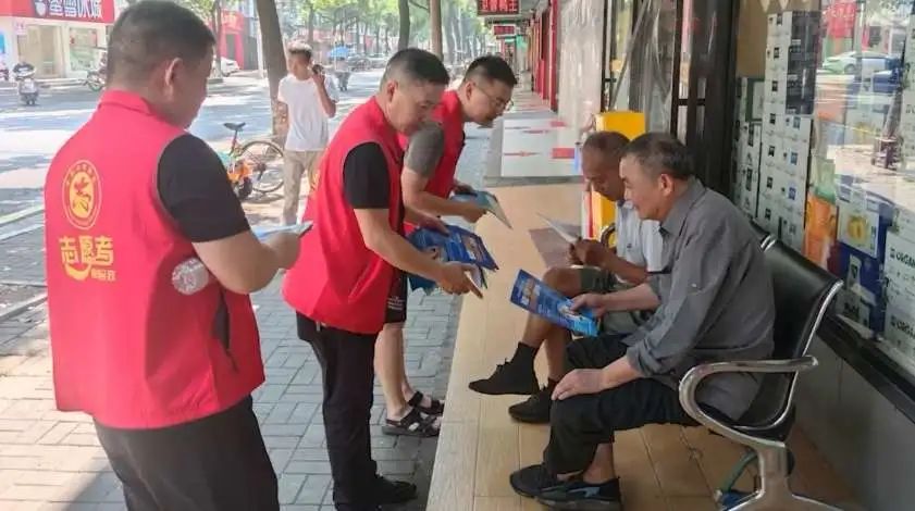 发放宣传单。