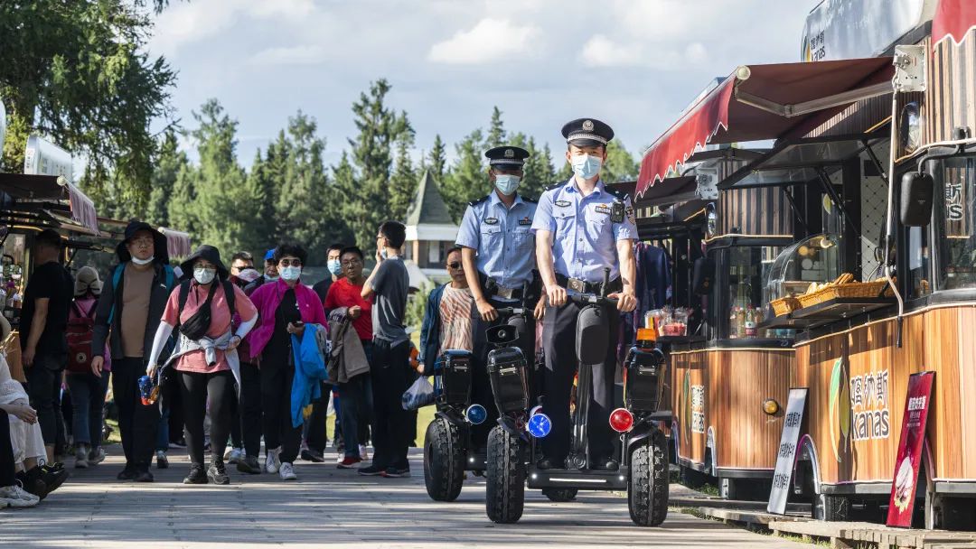 喀纳斯边境派出所移民管理警察在喀纳斯湖码头区域巡逻。(赵桂锐 摄)