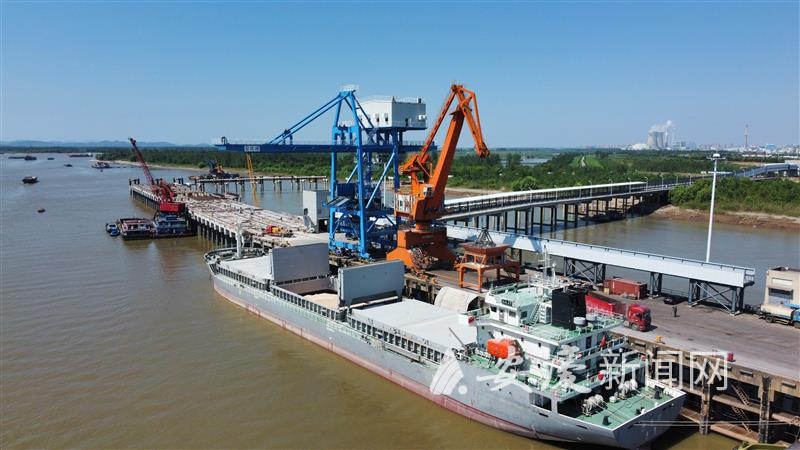 　　8月8日，长风港货运码头正在卸载来自俄罗斯进口的玉米。 全媒体记者 徐火炬 摄