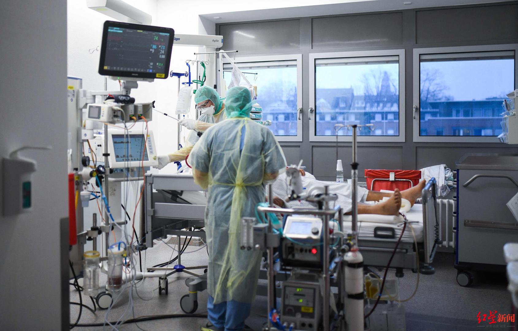 ▲德国波鸿，当地一所医院的新冠重症监护病房，医务人员们紧张忙碌。资料图片