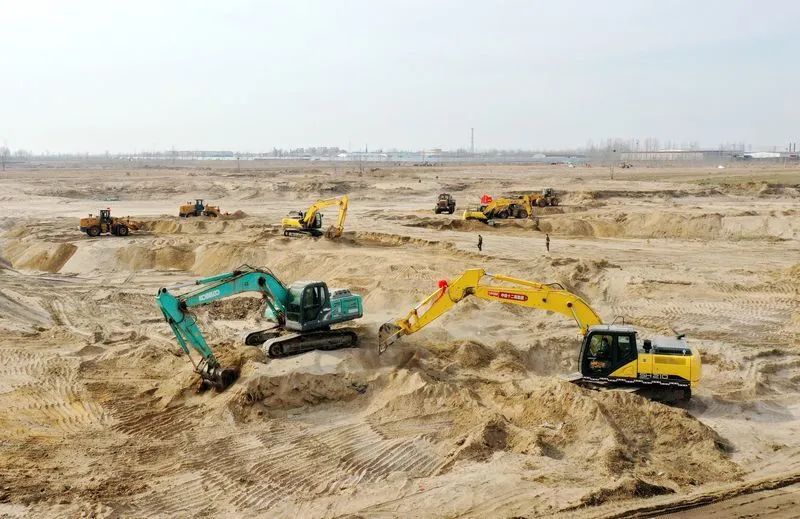 工人操作机械设备在石家庄市藁城区境内的滹沱河生态修复二期工程工地施工（无人机照片）。
