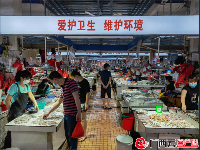 防城区二桥市场树文明新风,受到周边消费者好评。