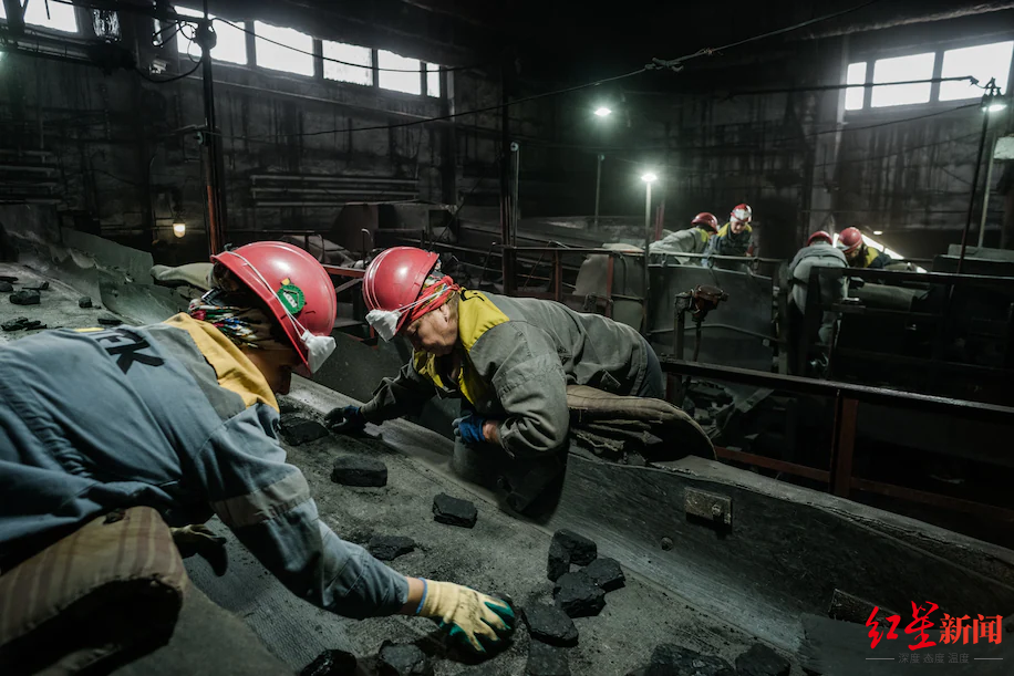 ↑顿巴斯地区的工人们在离前线不远的一个矿井中分拣煤炭