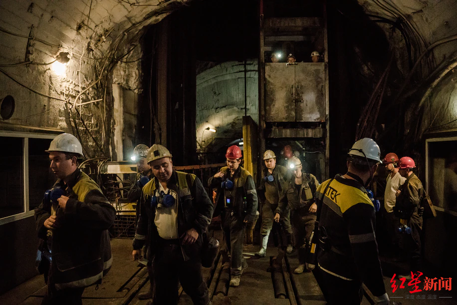 ↑乌克兰顿巴斯地区的煤矿工人