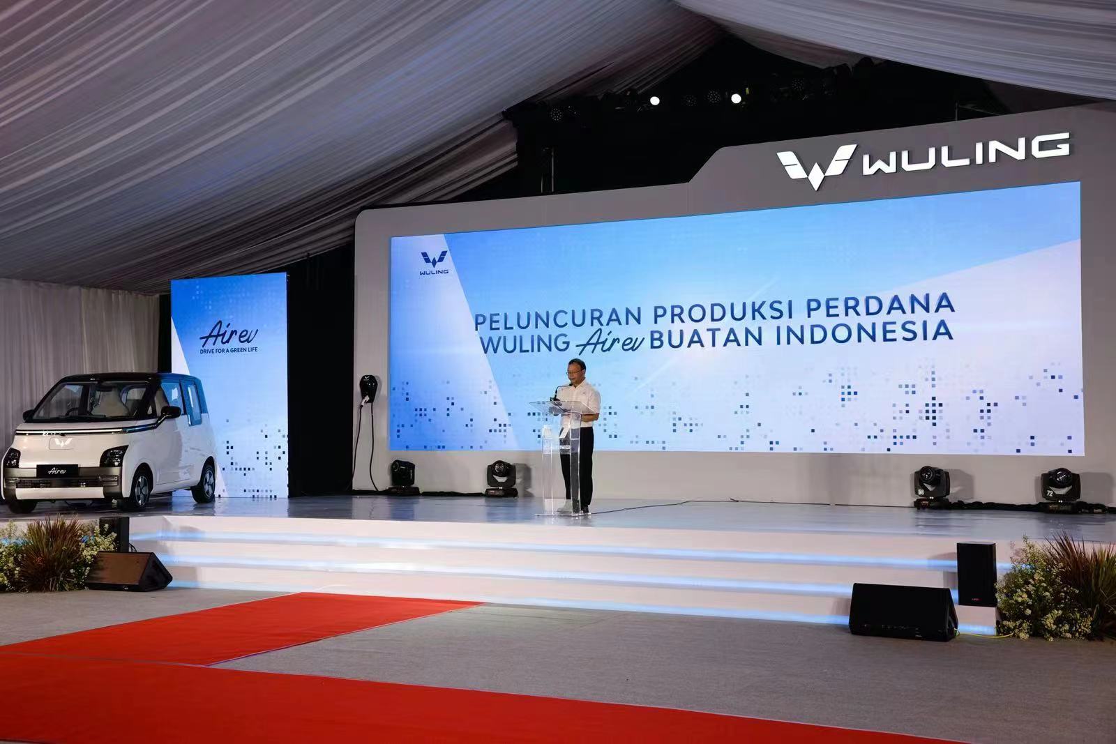 图为上汽通用五菱印尼汽车有限公司总经理石国勇在Air ev下线仪式上致辞