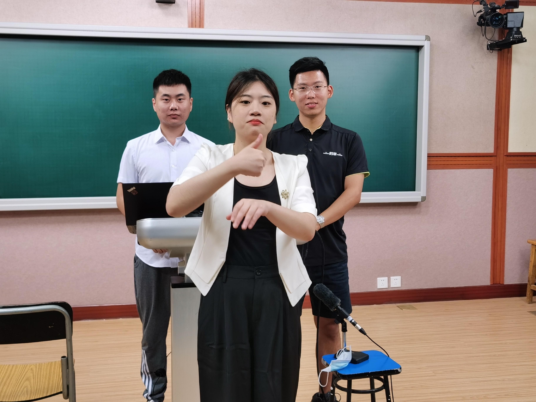 7月23日,在北京联合大学录播室,王忠泽(左)参加中国国际“互联网+”大学生创新创业大赛北京赛区复赛一等奖PK路演。受访者供图