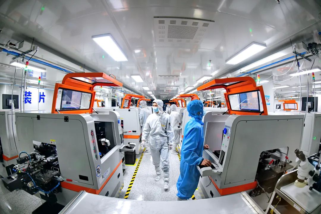 江西赣州一家科技有限公司，工人在加工生产芯片。朱海鹏摄（中经视觉）