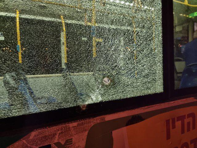遭袭公共汽车窗户上的弹孔。图源：以色列外交部