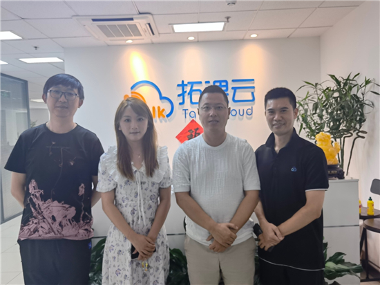 图片:范旭宇(右二)和腾讯云的业务专家合影