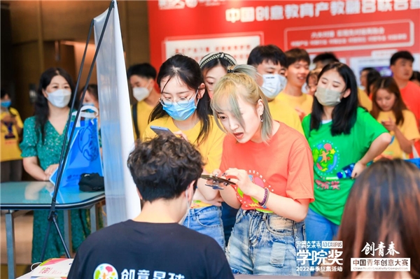 △学子们热情高涨,活动现场十分火爆△