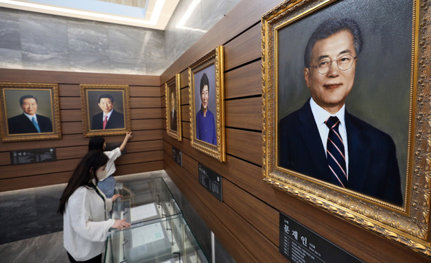 位于韩国世宗市的总统档案馆正在展示韩国前总统文在寅的肖像画。 资料图 图自韩媒