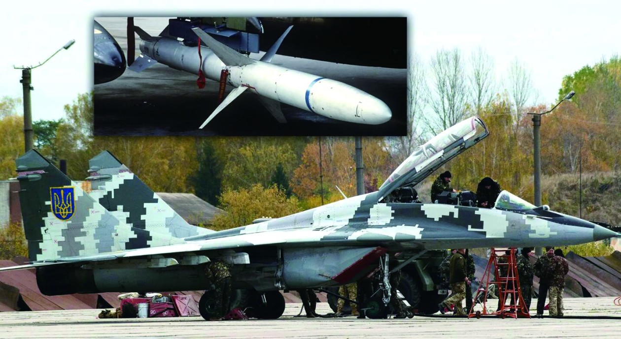大图为乌空军双座米格-29，小图为AGM-88高速反辐射导弹。