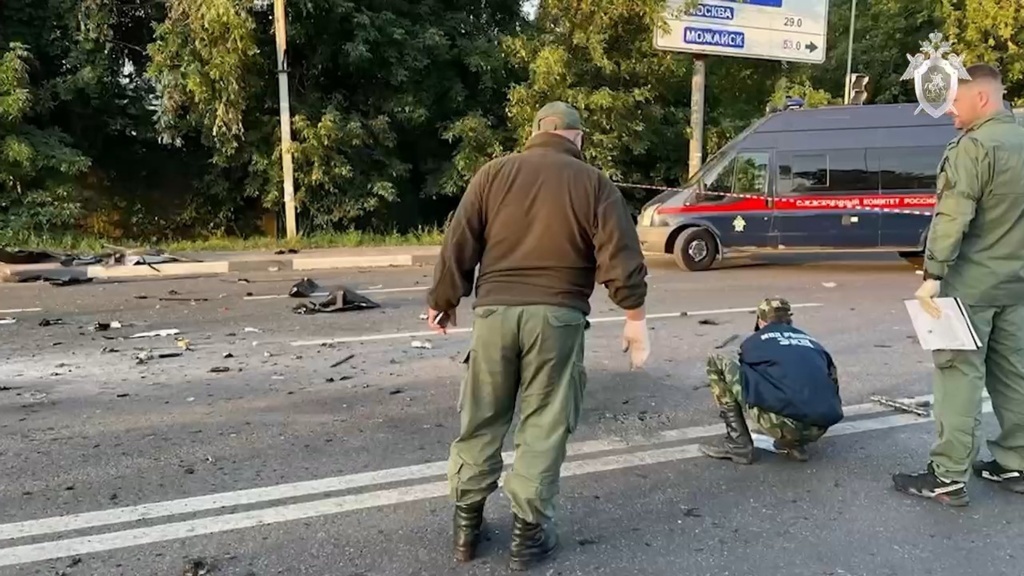 俄知名学者杜金女儿遭遇汽车爆炸身亡 执法人员在现场调查 图源 澎湃影像