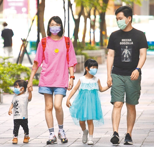 台“国发会”最新报告显示,岛内幼年人口急剧下降,今年新生儿预估仅13万多人,创新低。(图片来源:台湾“中时新闻网”)