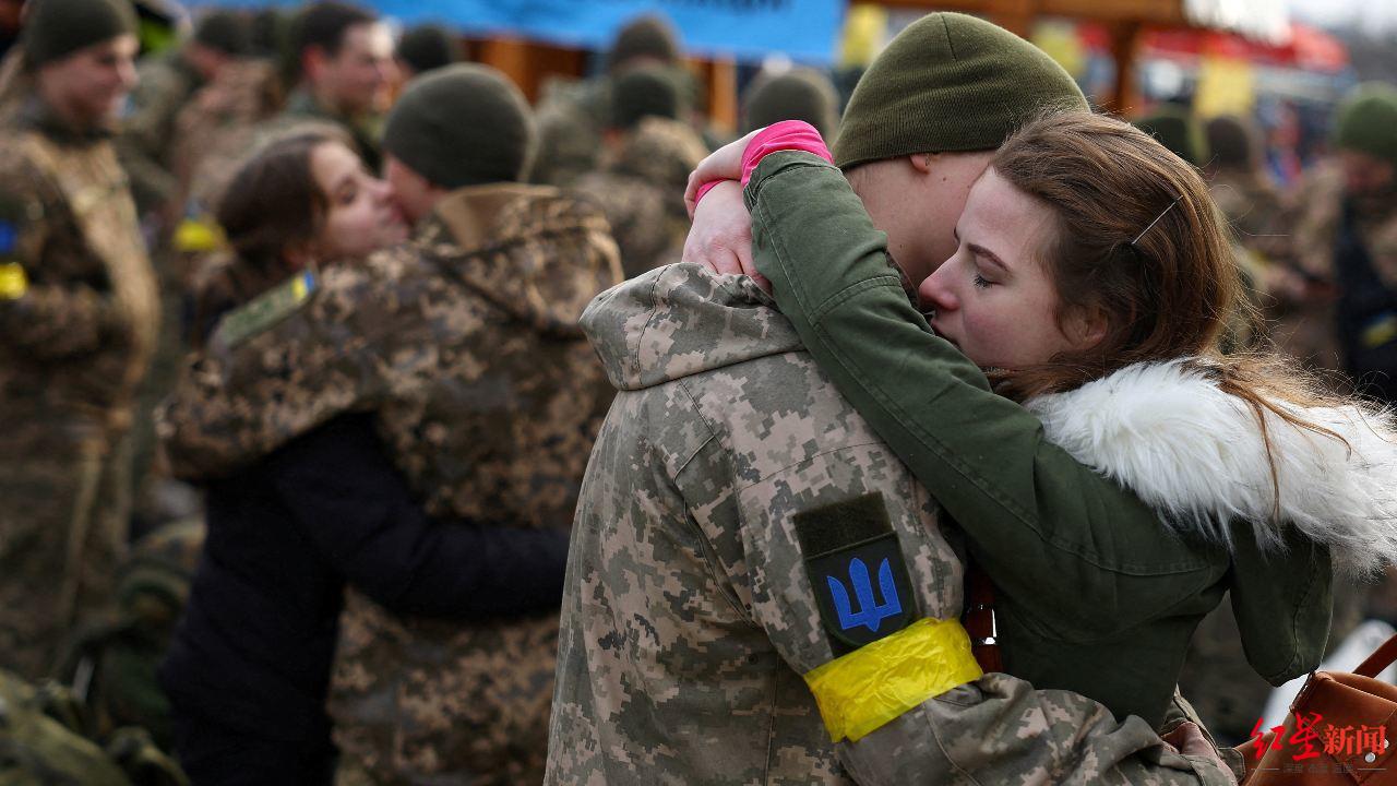 ↑俄乌冲突爆发后，一名乌克兰军人和女友在车站道别