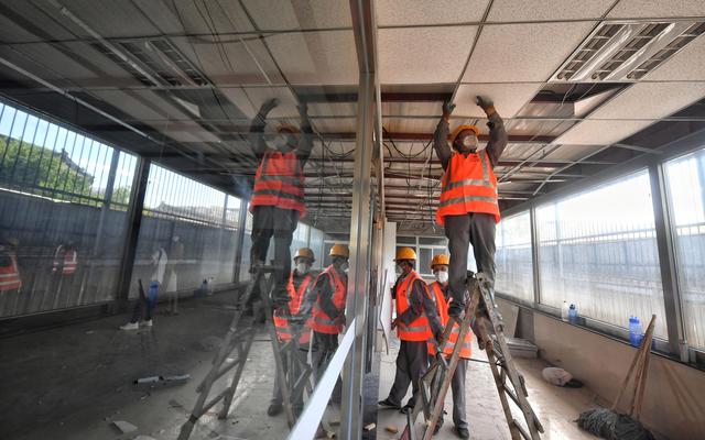 工人正在拆除东城交通支队北区执法站内部隔断和彩钢保温板.