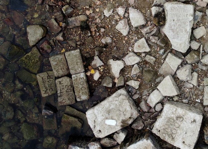 德国河流水位下降，露出“饥饿之石”