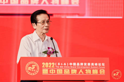 第十一届全国人大财经委员会副主任、九三学社十二届中央委员会副主席贺铿发表主旨报告