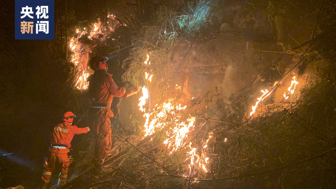 △云南省森林消防總隊指戰員按照操作規程進行點火。