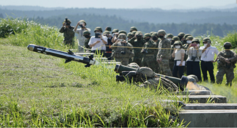 美军士兵在熊本县进行 “标枪”便携式反坦克导弹射击训练，图自日媒