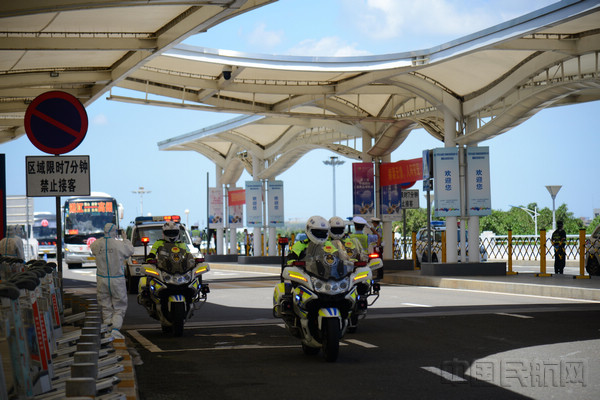 机场交警疏导区域道路通行秩序