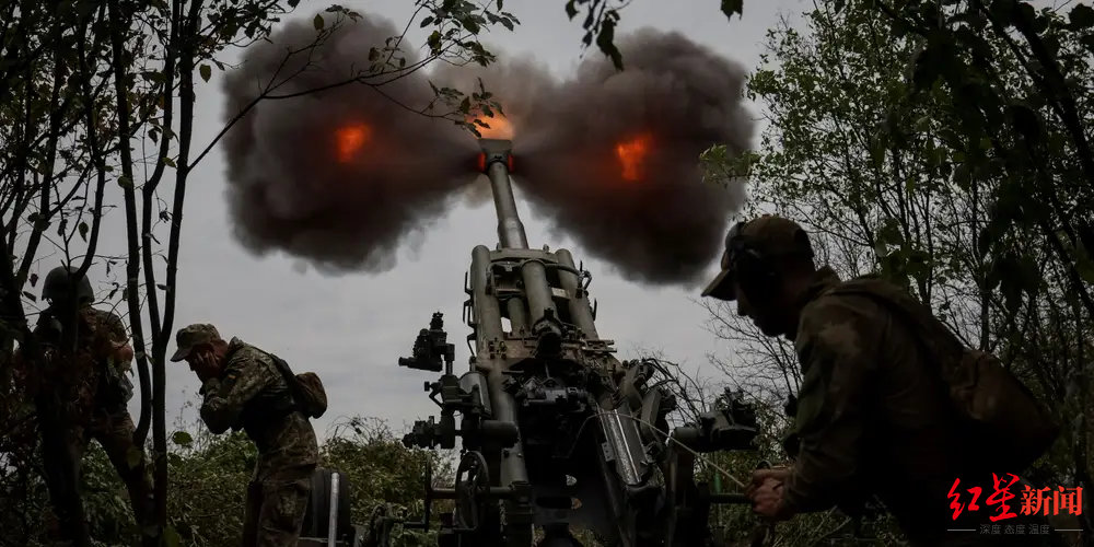 ↑乌克兰士兵在前线用美制M777榴弹炮发射炮弹
