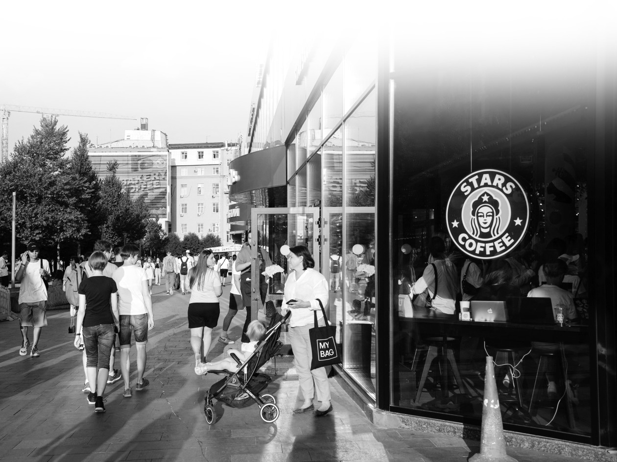 8月25日，莫斯科一家“星咖啡”连锁店门前走过很多行人，该连锁店被网民们称为“俄版星巴克”。