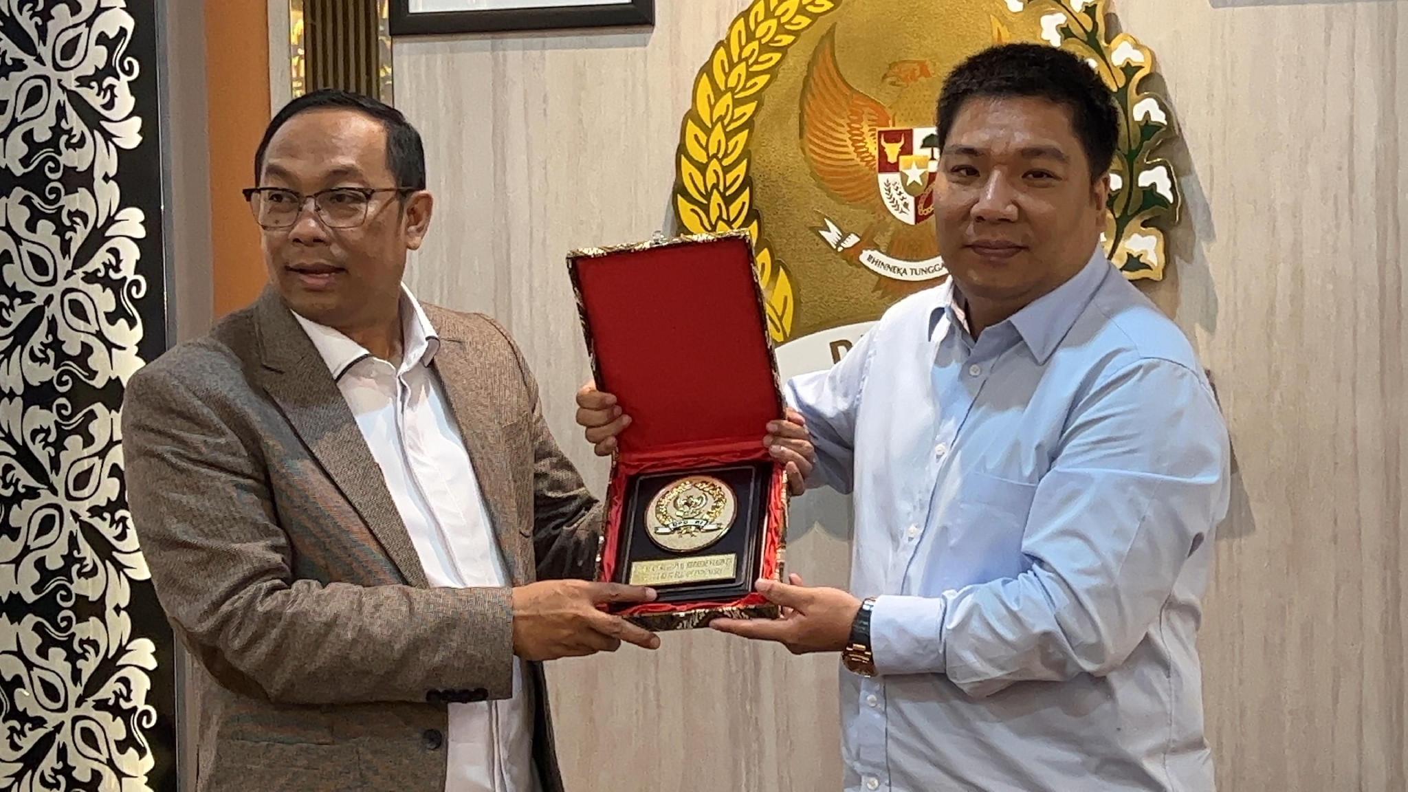 (图为印尼人民代表议会(国会)长RAHMAN HADI.M.SI为王祥冰颁发国家勋章)