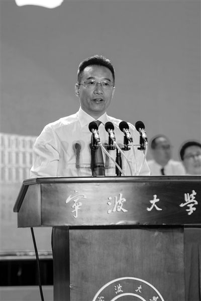 宁波大学党委书记朱达致词。
