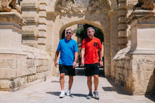 图注:2021年传奇球星布莱恩·罗布森(Bryan Robson)和丹尼斯·埃尔文(Denis Irwin) 到访马耳他