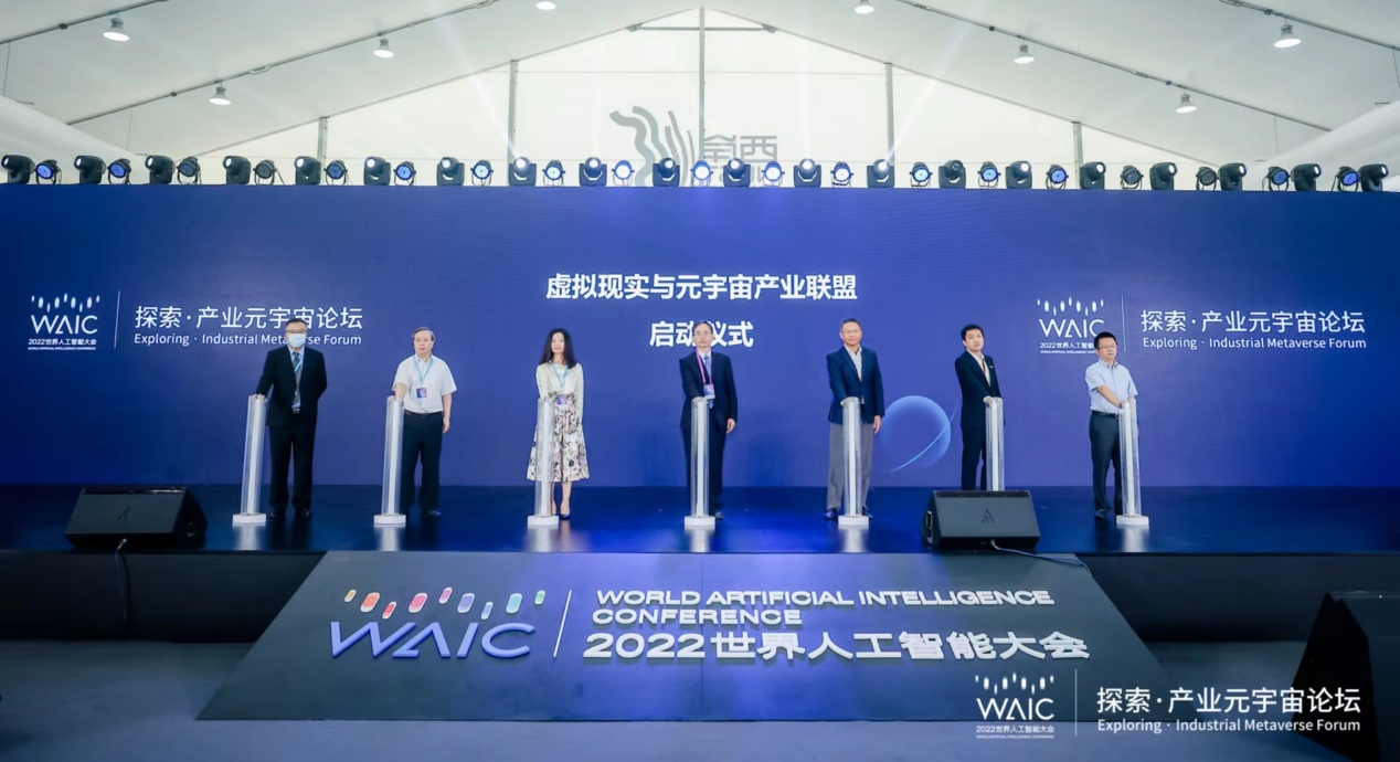 (图-左三:百度集团副总裁袁佛玉)