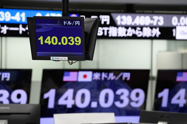 图说：当地时间2022年9月2日，日本东京，外汇经纪公司Gaitame的交易室内显示的日元对美元的汇率。（视觉中国）