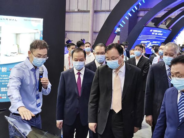 华为云粤东副总经理盛晟(左)向参会领导及嘉宾介绍华为云