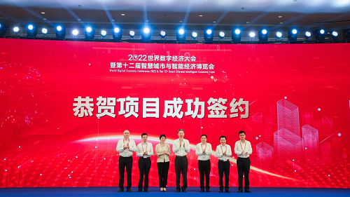 图|联仁健康党委副书记、总经理(CEO)高菁与宁波市委常委、常务副市长华伟作为双方代表进行战略合作签约。