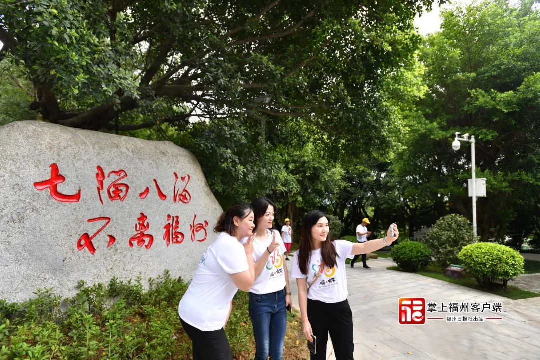 市民在“七溜八溜 不离福州”石刻前打卡拍照。叶义斌 摄