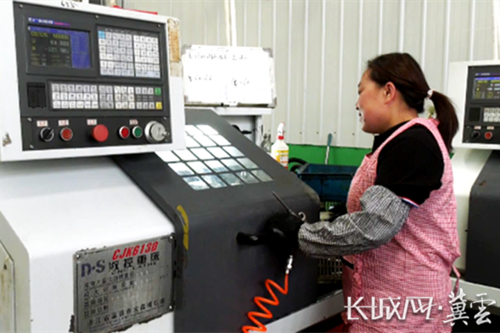 景县橡塑产业科技创新基地的生产车间内工作人员在操控设备。王天浩 摄